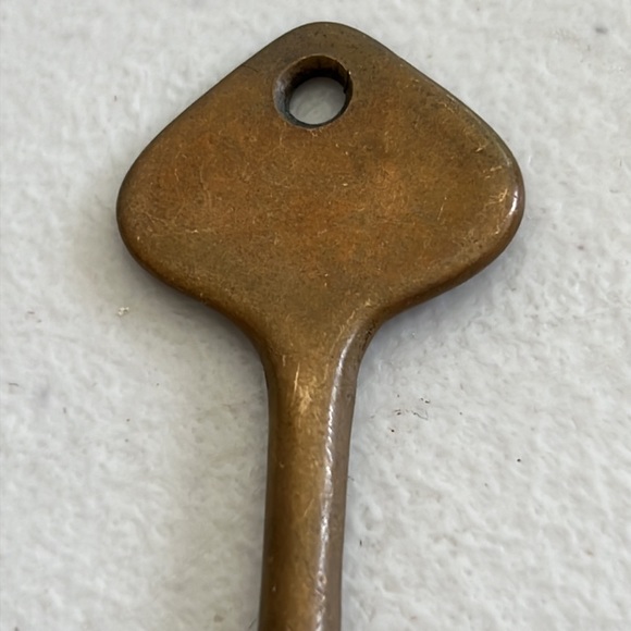 Vintage brass keys - Picture 6 of 7